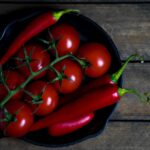 Pomodoro e cioccolato, alimenti da evitare la sera per il reflusso acido.