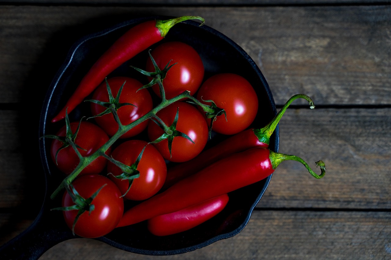 Pomodoro e cioccolato, alimenti da evitare la sera per il reflusso acido.