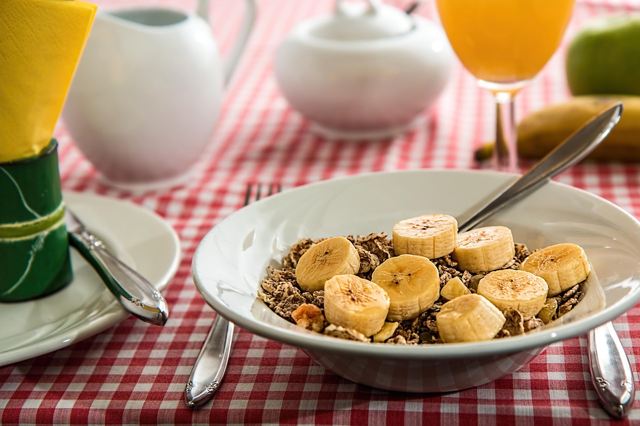 Colazione sana con frutta fresca e cereali integrali, ideale per chi soffre di pressione alta.