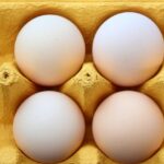 Uova su un piatto con un testo informativo sulla loro assunzione per la salute del fegato.