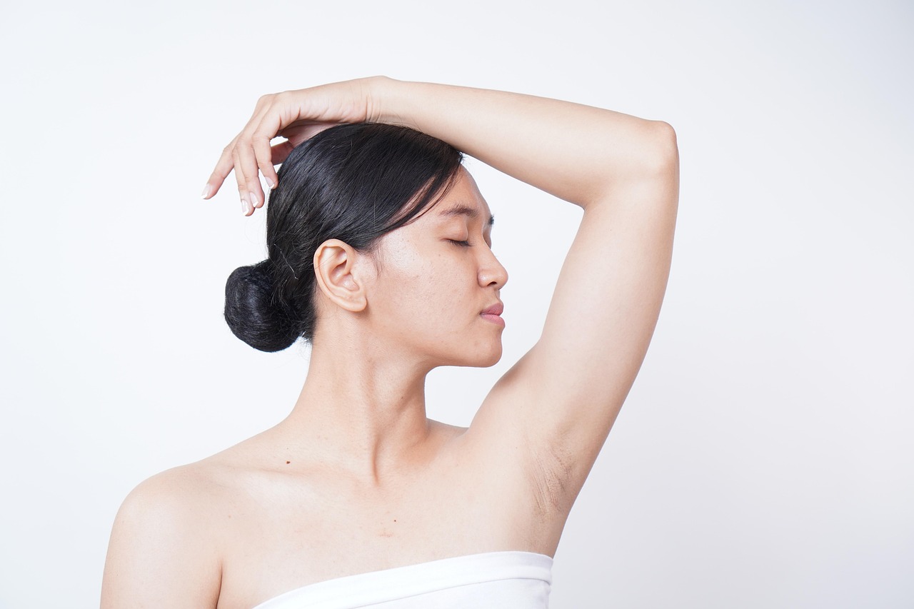 Persona che si asciuga la fronte, evidenziando il sudore in un ambiente invernale.